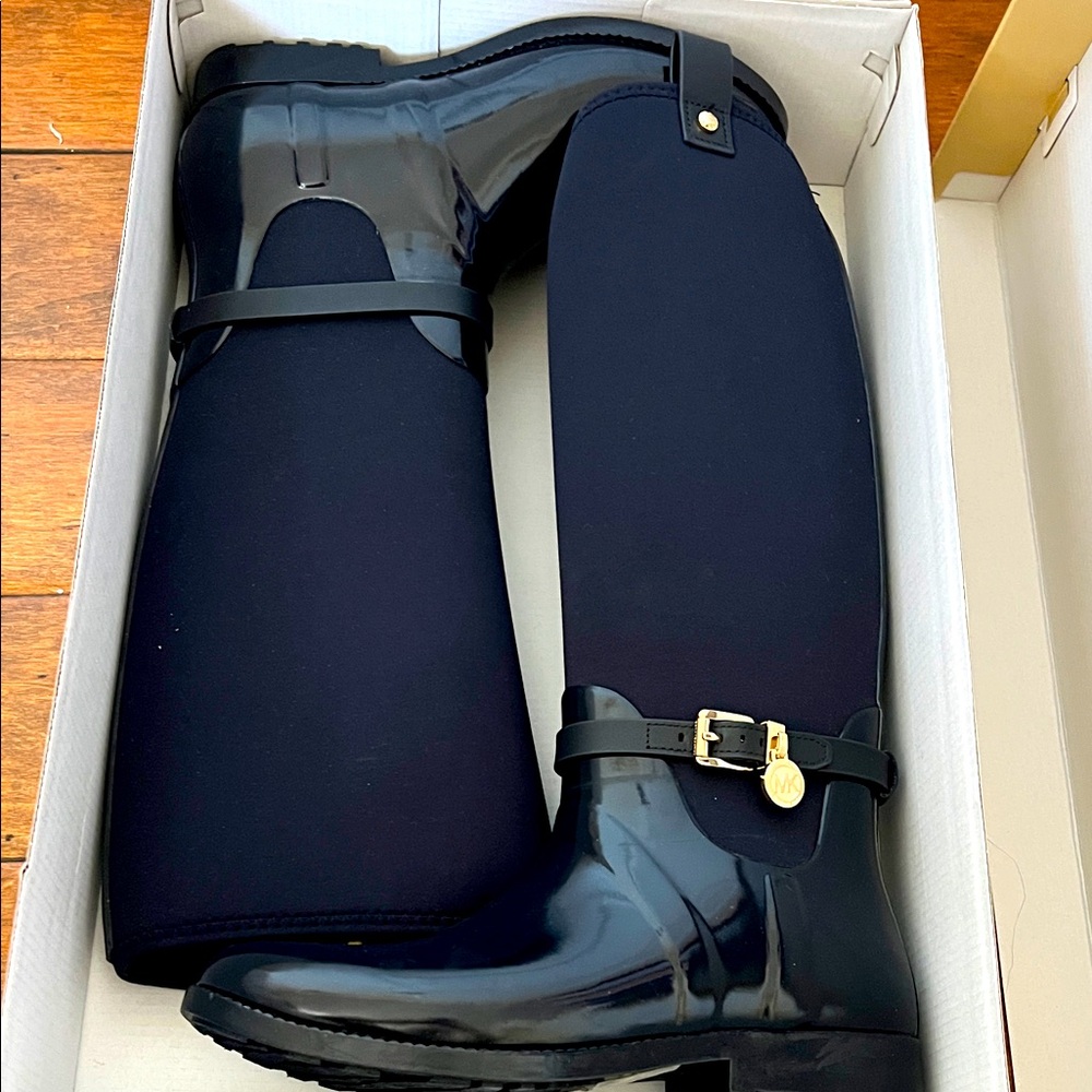 Michael Kors charm stretch rainboot new never worn in box  navy size 8